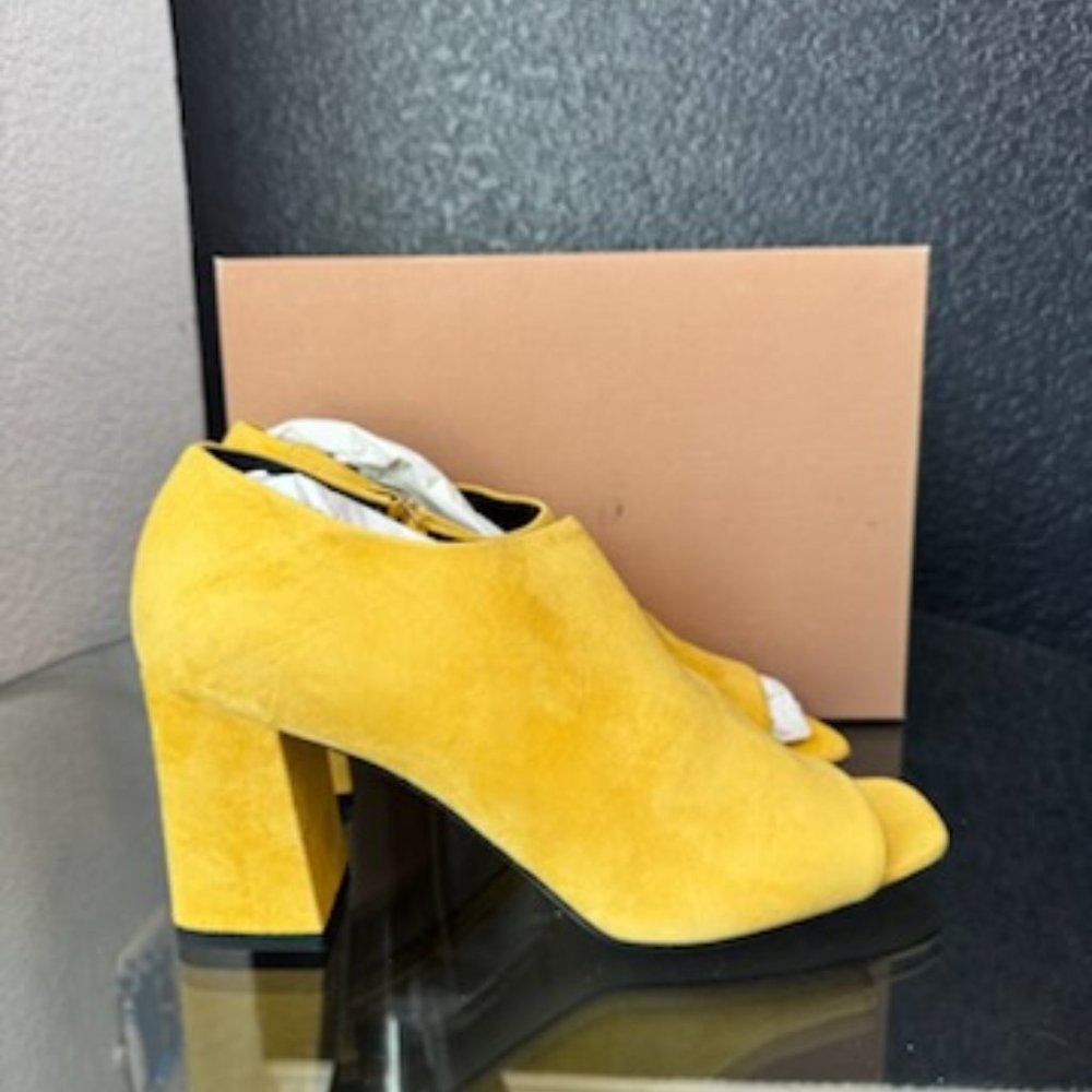 **Brand New** Via Spiga Yellow Suede Peep-Toe Block Heel Booties Size 9.5